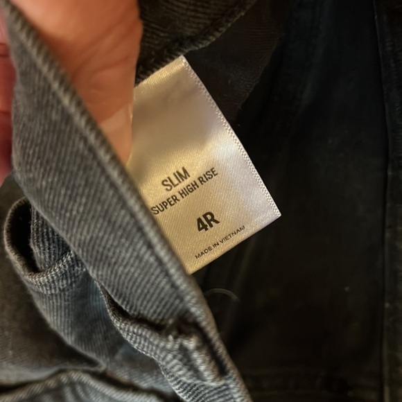 Express Black Super High Rise Distressed Jeans. Size 4 - Picture 3 of 4